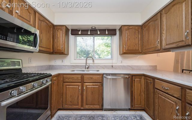 25523 Hunt Club Boulevard, Farmington Hills, MI 48335