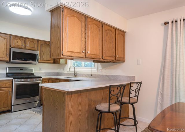 25523 Hunt Club Boulevard, Farmington Hills, MI 48335