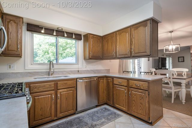 25523 Hunt Club Boulevard, Farmington Hills, MI 48335