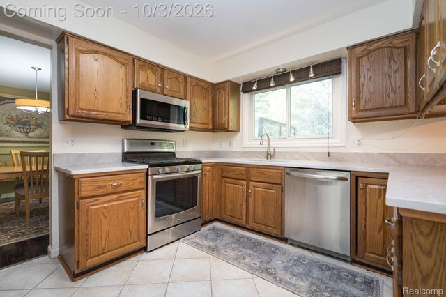 25523 Hunt Club Boulevard, Farmington Hills, MI 48335