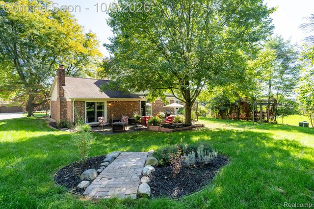 25523 Hunt Club Boulevard, Farmington Hills, MI 48335