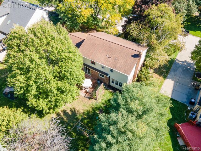 25523 Hunt Club Boulevard, Farmington Hills, MI 48335
