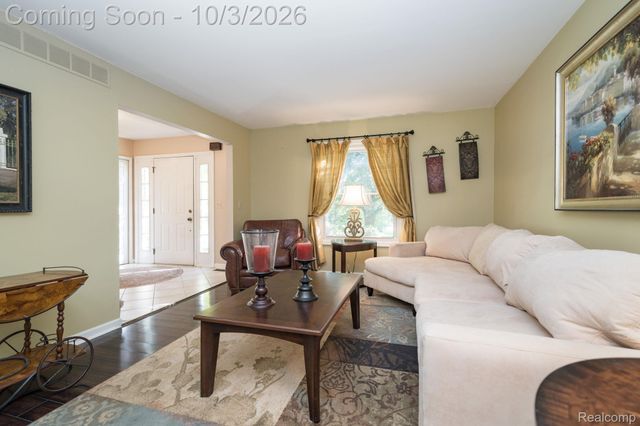 25523 Hunt Club Boulevard, Farmington Hills, MI 48335