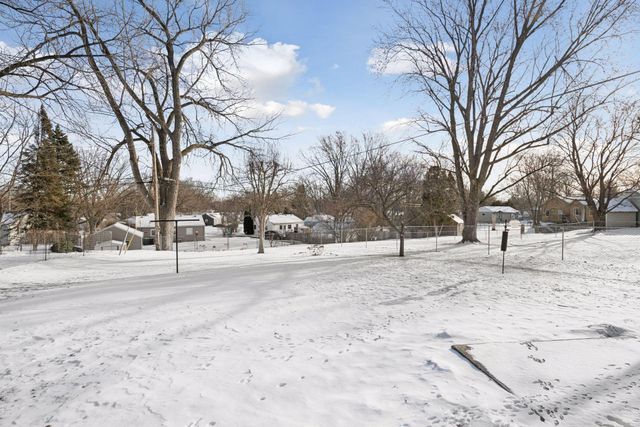 5832 Rhode Island Avenue N, Crystal, MN 55428