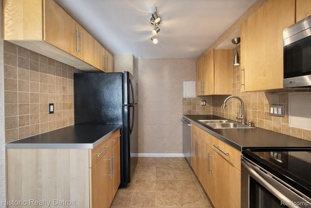 1300 E LAFAYETTE Street 905, Detroit, MI 48207