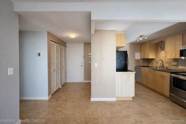 1300 E LAFAYETTE Street 905, Detroit, MI 48207