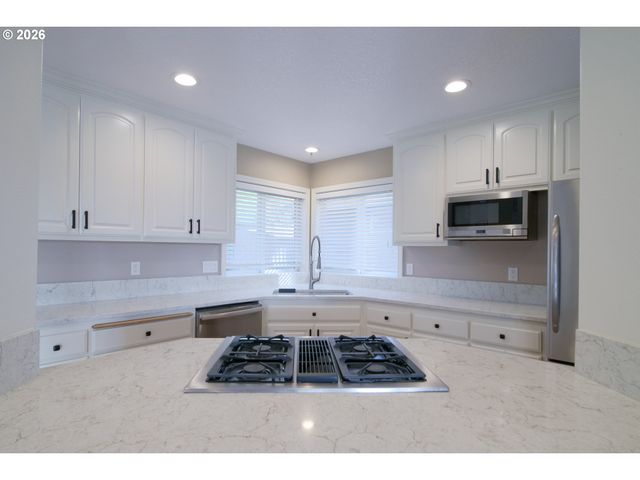 300 SPINNAKER Way, Columbia City, OR 97018