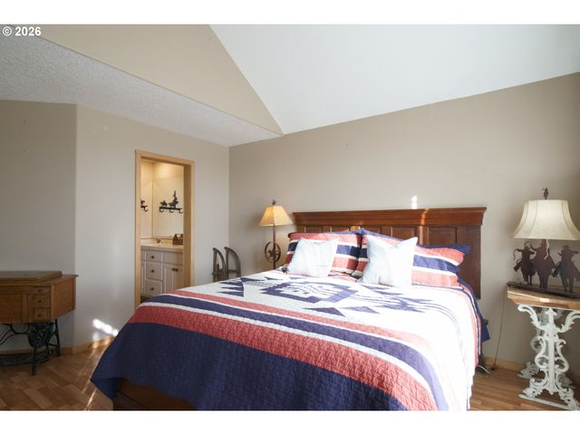 300 SPINNAKER Way, Columbia City, OR 97018