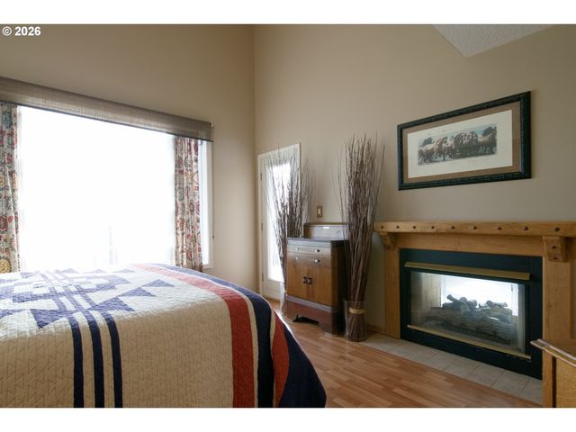 300 SPINNAKER Way, Columbia City, OR 97018