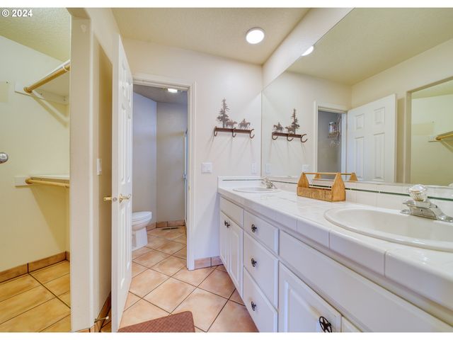 300 SPINNAKER Way, Columbia City, OR 97018