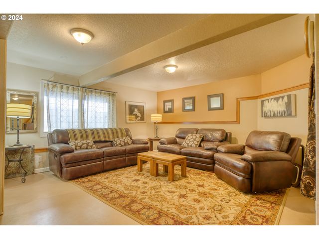 300 SPINNAKER Way, Columbia City, OR 97018