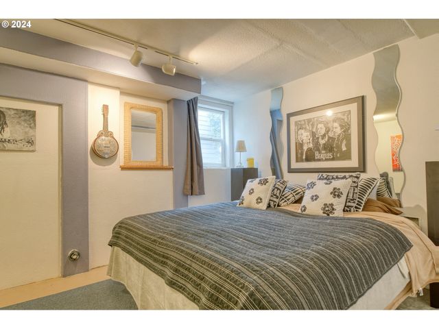 300 SPINNAKER Way, Columbia City, OR 97018