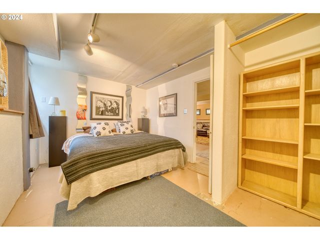 300 SPINNAKER Way, Columbia City, OR 97018