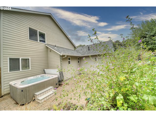 300 SPINNAKER Way, Columbia City, OR 97018