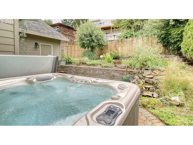 300 SPINNAKER Way, Columbia City, OR 97018