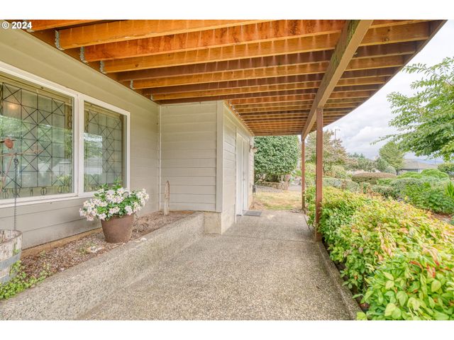 300 SPINNAKER Way, Columbia City, OR 97018