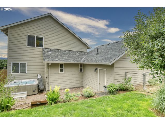 300 SPINNAKER Way, Columbia City, OR 97018