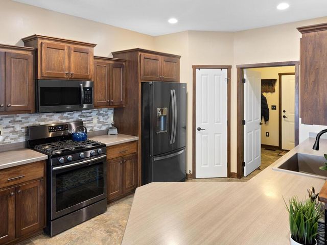 8979 Parkview Circle, Chisago City, MN 55013