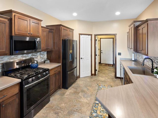 8979 Parkview Circle, Chisago City, MN 55013