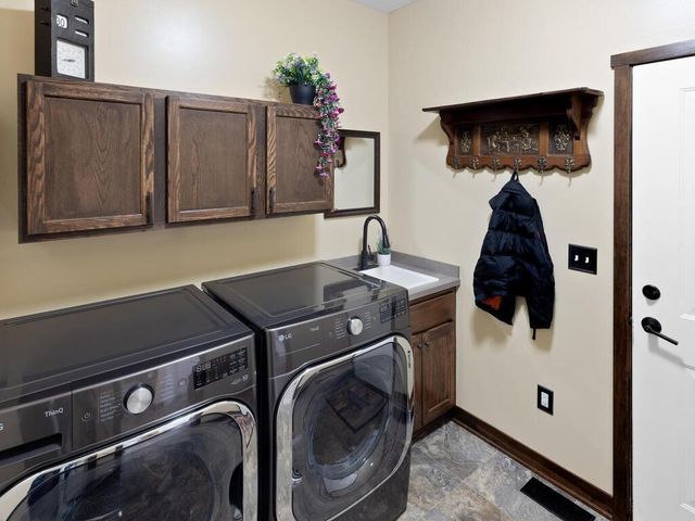 8979 Parkview Circle, Chisago City, MN 55013