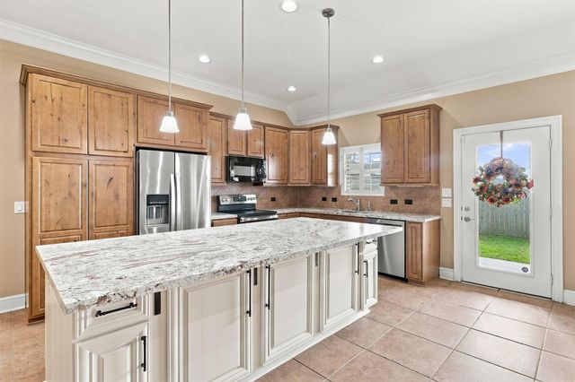 227 Village Dr, Sealy, TX 77474