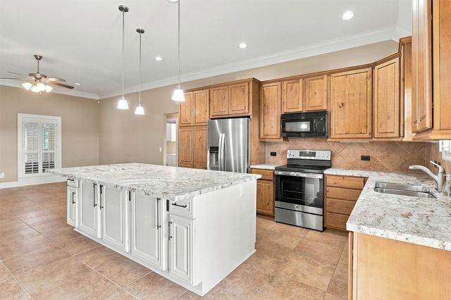 227 Village Dr, Sealy, TX 77474