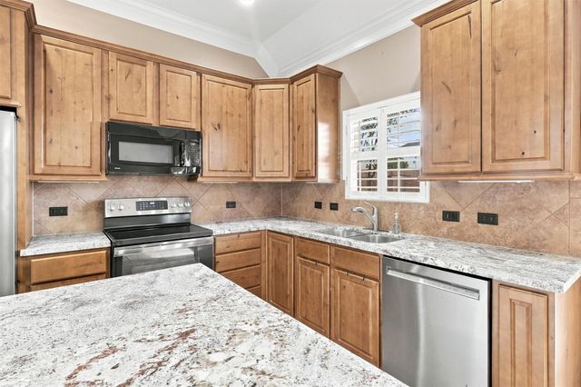 227 Village Dr, Sealy, TX 77474
