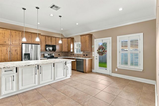 227 Village Dr, Sealy, TX 77474