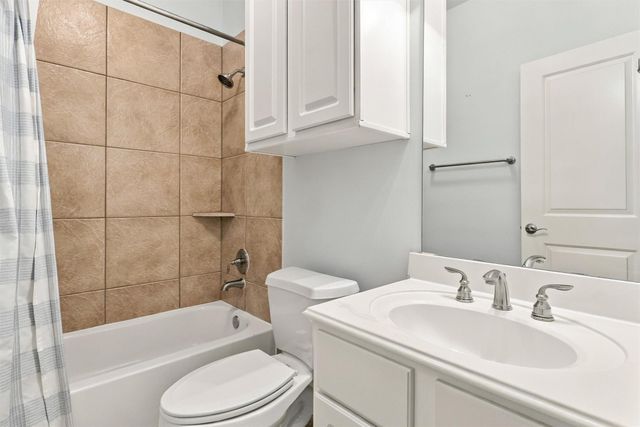 227 Village Dr, Sealy, TX 77474