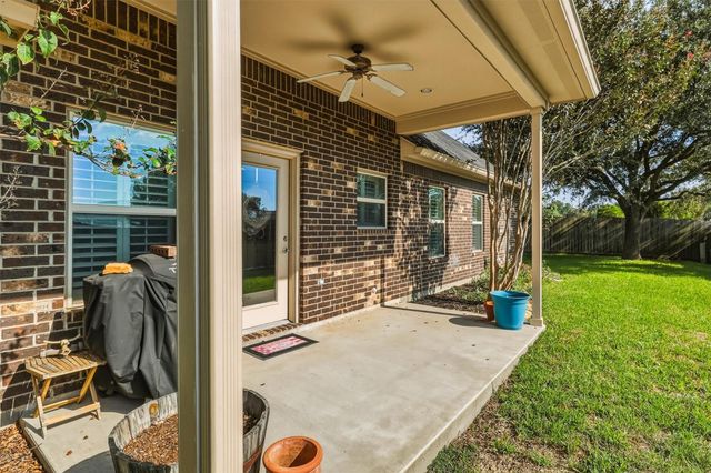 227 Village Dr, Sealy, TX 77474