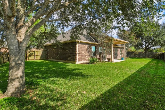 227 Village Dr, Sealy, TX 77474