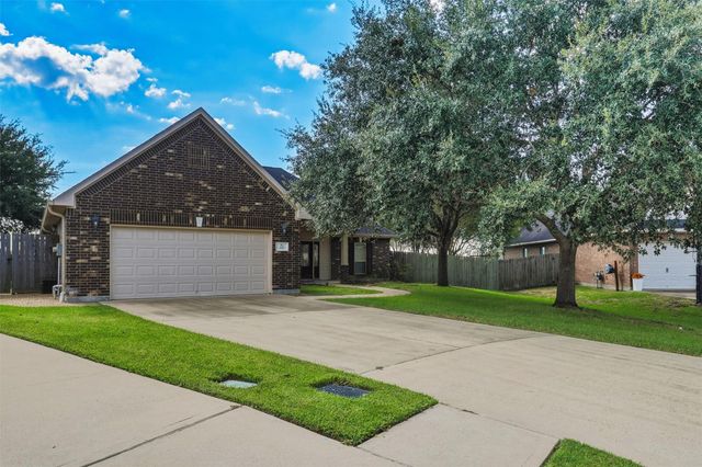 227 Village Dr, Sealy, TX 77474