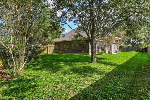 227 Village Dr, Sealy, TX 77474