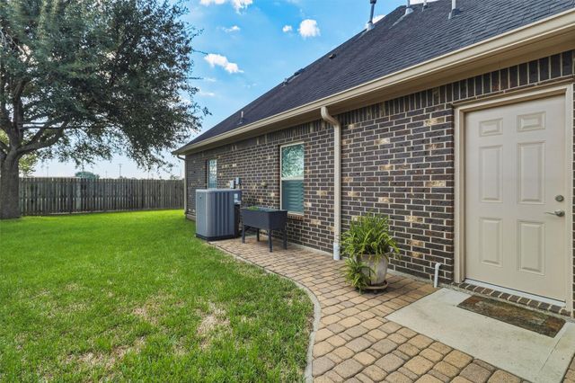 227 Village Dr, Sealy, TX 77474