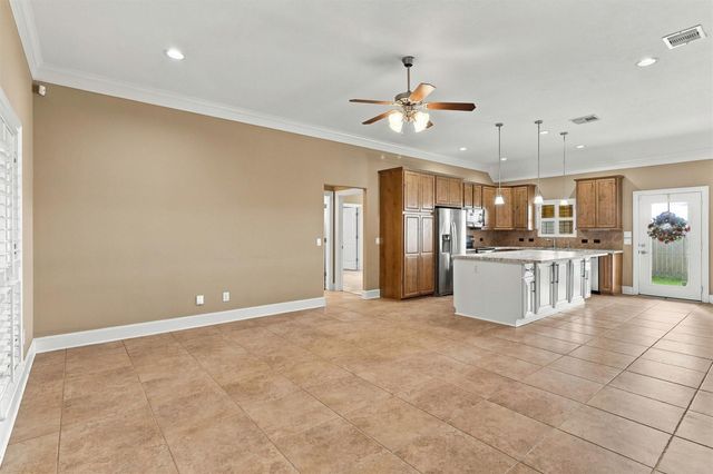227 Village Dr, Sealy, TX 77474
