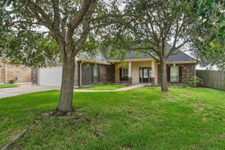 227 Village Dr, Sealy, TX 77474