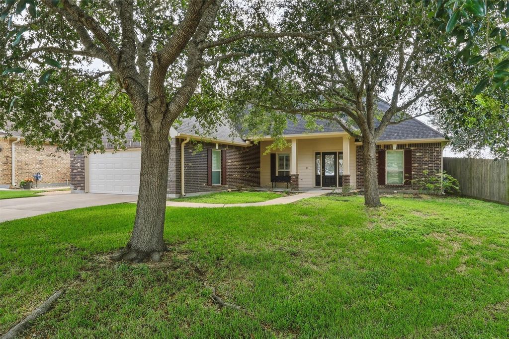 227 Village Dr, Sealy, TX 77474