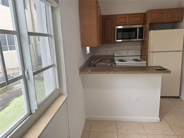 7130 Rue Versailles 4, Miami Beach, FL 33141