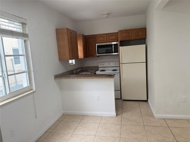 7130 Rue Versailles 4, Miami Beach, FL 33141