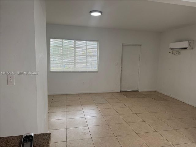 7130 Rue Versailles 4, Miami Beach, FL 33141