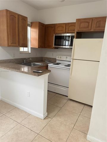 7130 Rue Versailles 4, Miami Beach, FL 33141