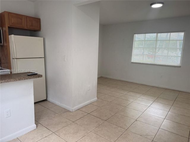 7130 Rue Versailles 4, Miami Beach, FL 33141