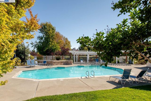 158 Oak Park Dr, Alameda, CA 94502