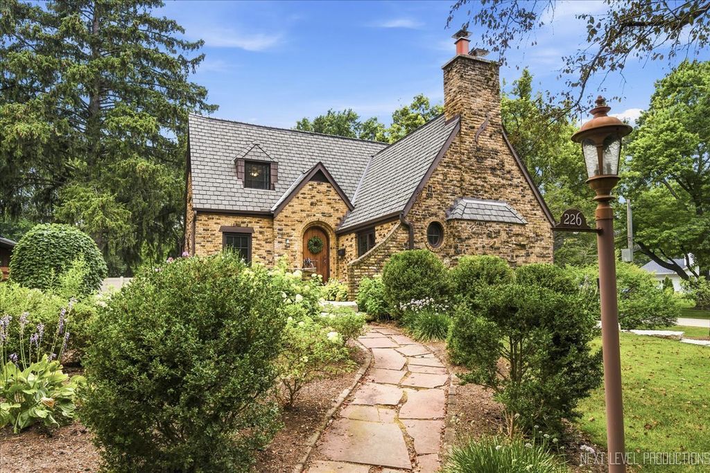 226 Grant Avenue, Geneva, IL 60134