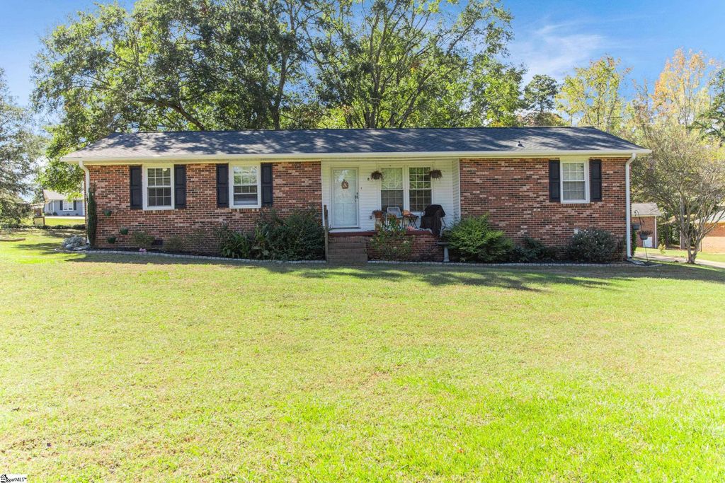 8 Pinecrest Drive, Williamston, SC 29697