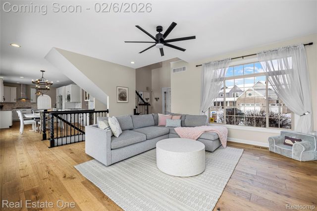 3241 Ledgewood Court E, Commerce Charter Township, MI 48382