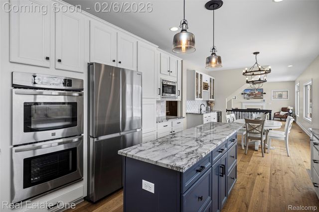 3241 Ledgewood Court E, Commerce Charter Township, MI 48382