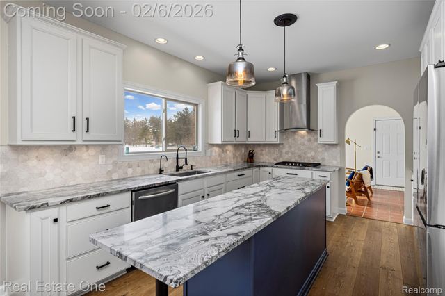 3241 Ledgewood Court E, Commerce Charter Township, MI 48382