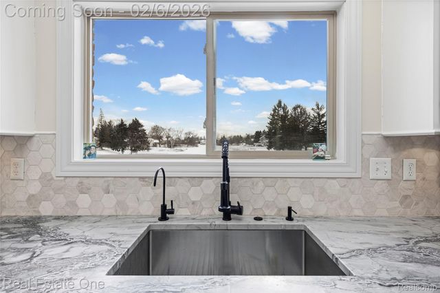 3241 Ledgewood Court E, Commerce Charter Township, MI 48382