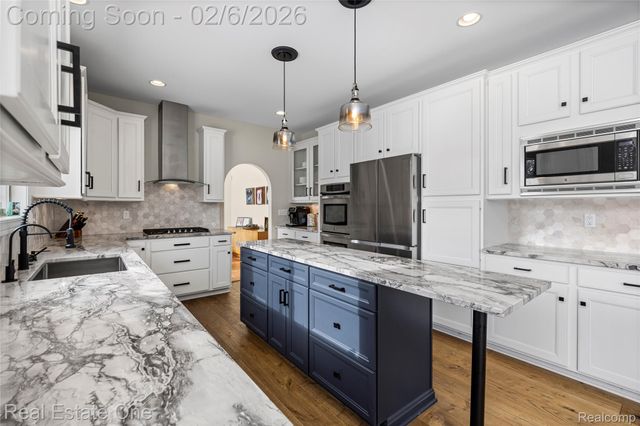 3241 Ledgewood Court E, Commerce Charter Township, MI 48382